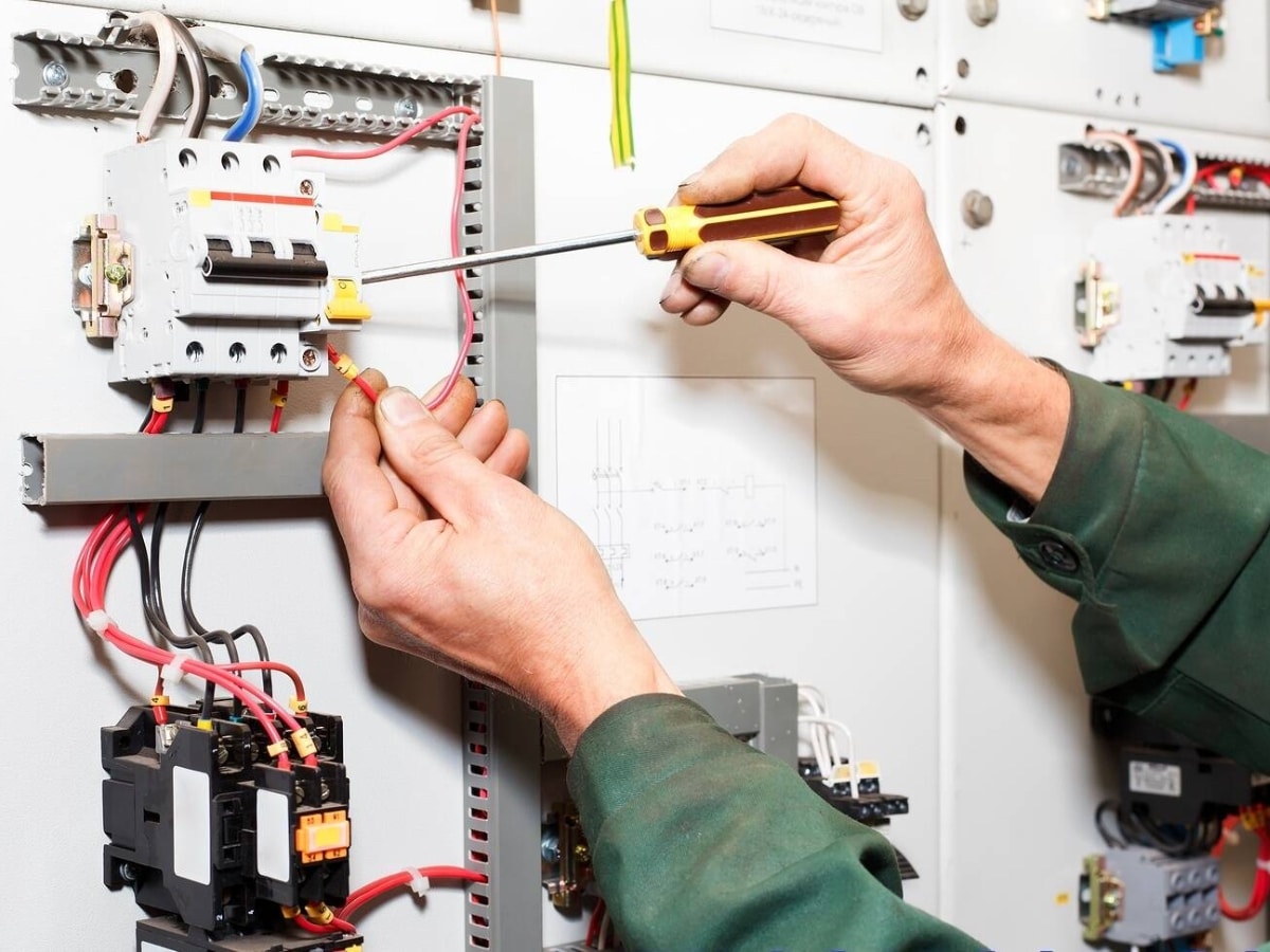 Cách kiểm tra dây điện bị chập - Mẹo hay tránh rủi ro tiềm ẩn 3 Cách kiểm tra dây điện bị chập - Sử dụng bút thử điện