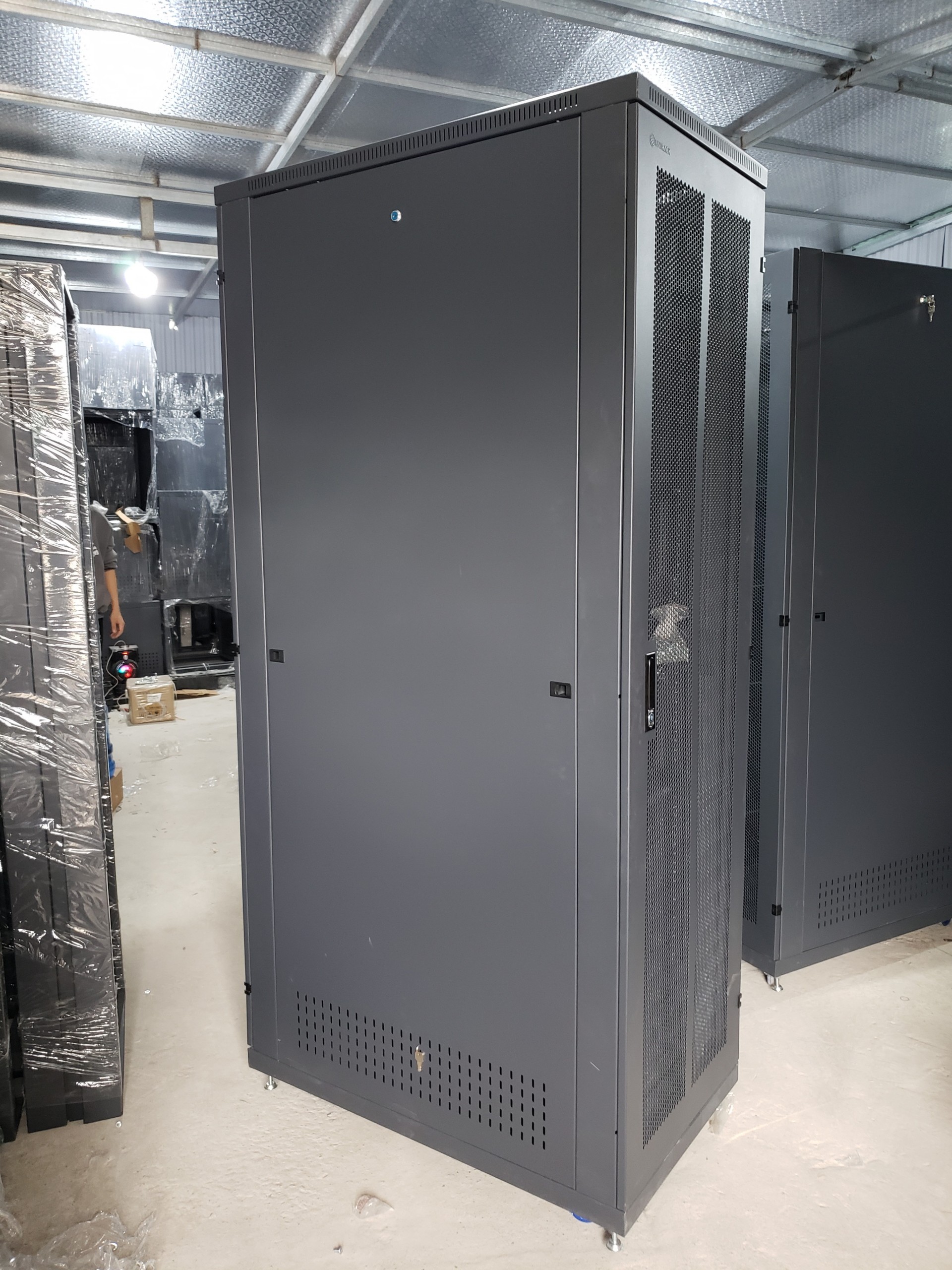Tủ rack 36U - Đầu tư thông minh cho hạ tầng mạng 3 Cấu tạo của tủ rack 36U