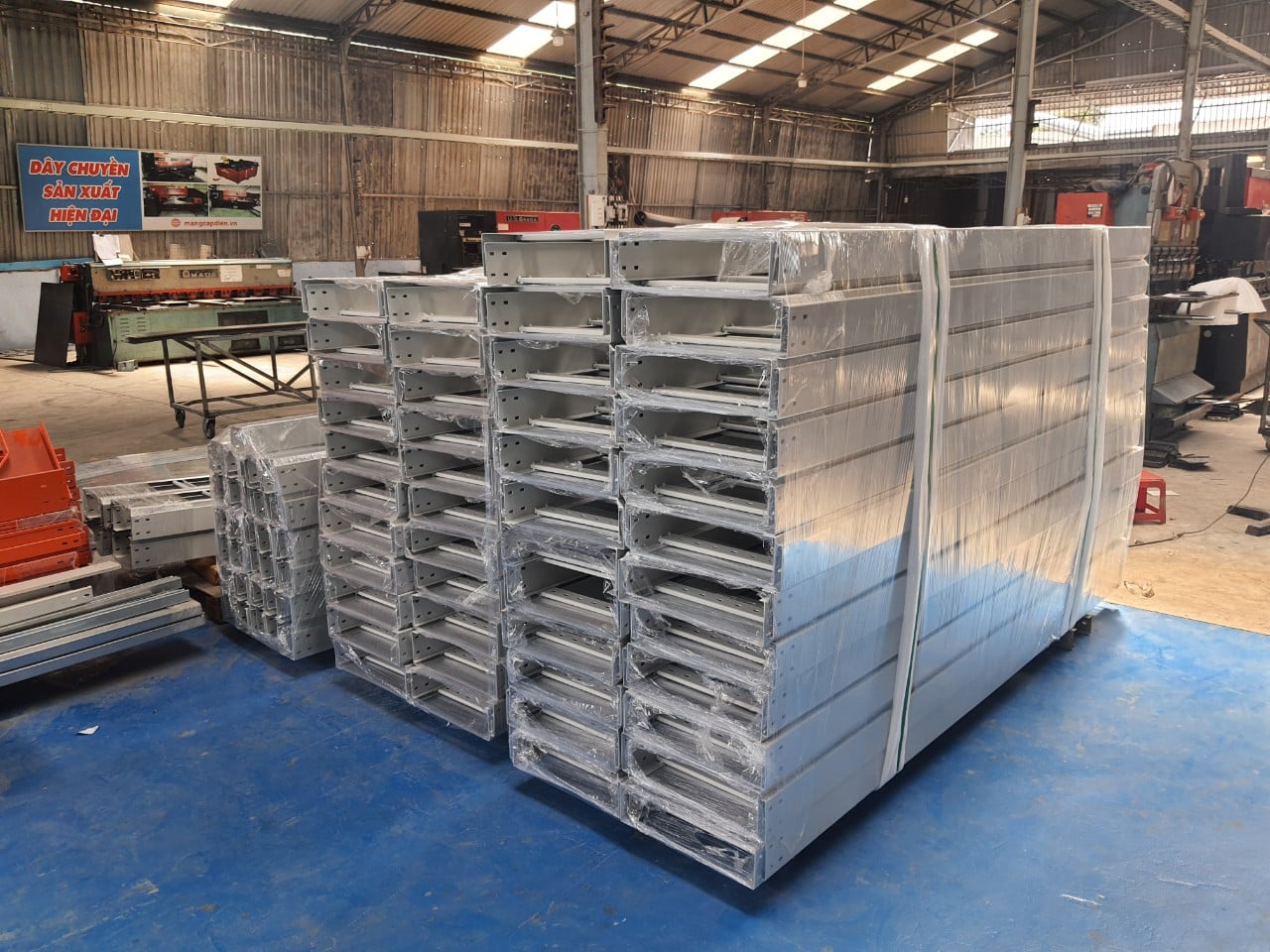 Tại sao nên chọn thang cáp 300x100 cho hệ thống cáp? 4 Bảng báo giá thang cáp 300x100