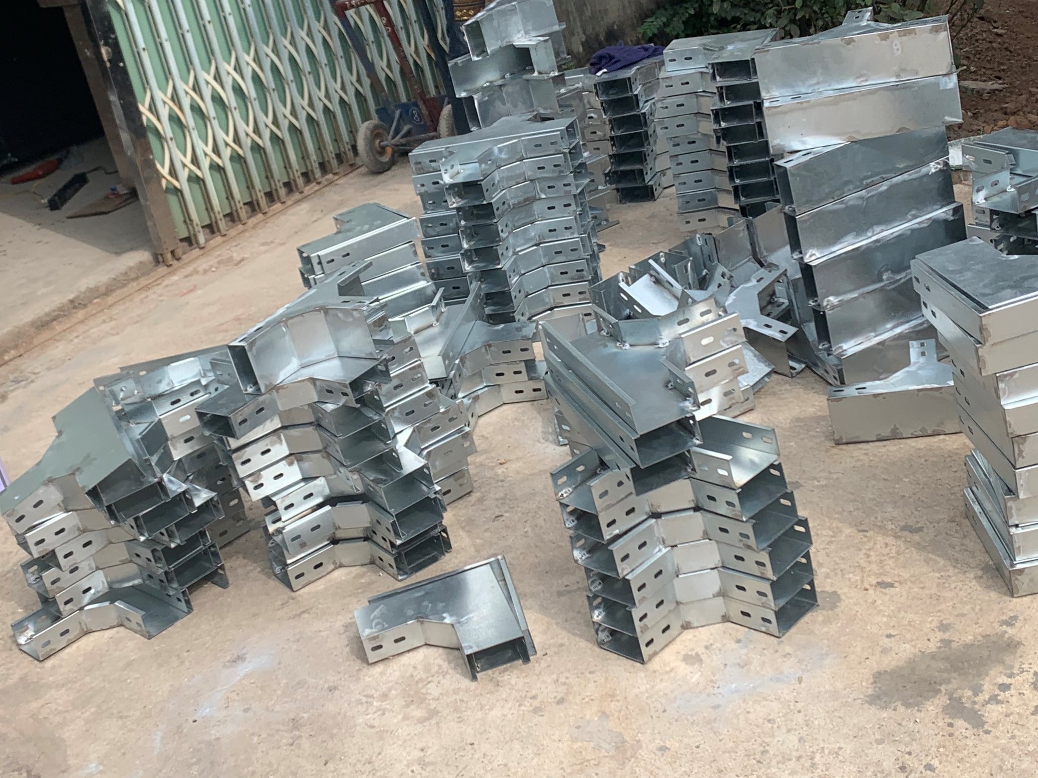 Ảnh: Phụ kiện thang máng cáp chất lượng Ảnh: Phụ kiện thang máng cáp chất lượng
