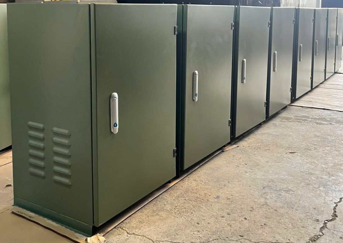Tủ điện phân phối hạ thế 100A có chống sét lan truyền 4 Vỏ tủ được làm từ tôn nhẵn dày 1.5-2mm, sơn tĩnh điện màu xám RAL 7032
