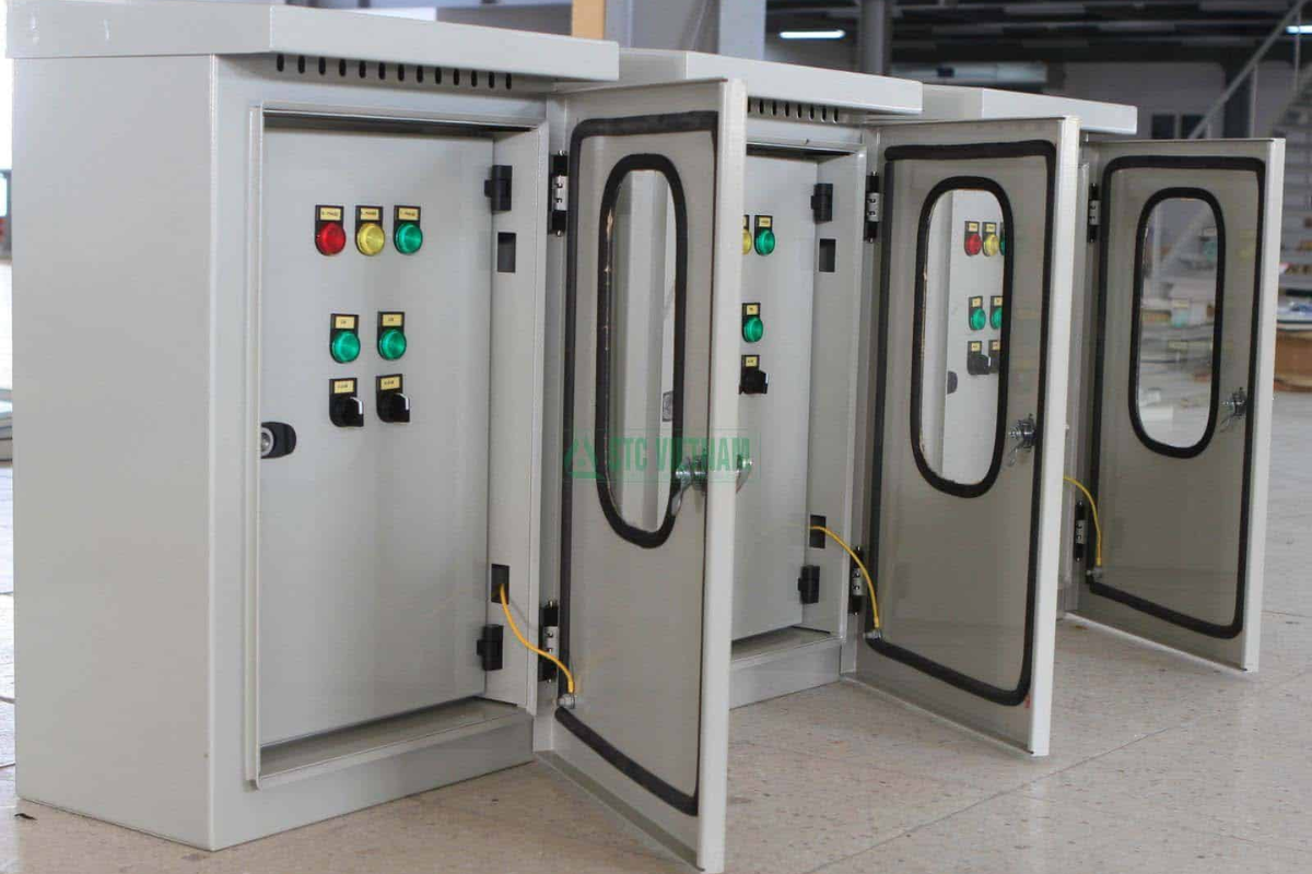 Khung tủ điện công nghiệp chịu lực cao – Giải pháp bền vững cho hệ thống điện quy mô lớn 4 Các loại tủ điện công nghiệp hiện nay