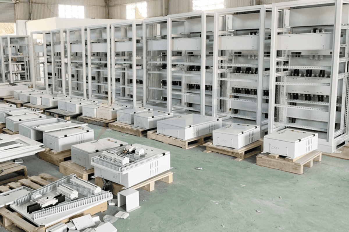 Quy trình sản xuất khung tủ điện theo yêu cầu kỹ thuật – Đảm bảo chất lượng và độ chính xác 3 Quy trình sản xuất khung tủ điện theo yêu cầu kỹ thuật