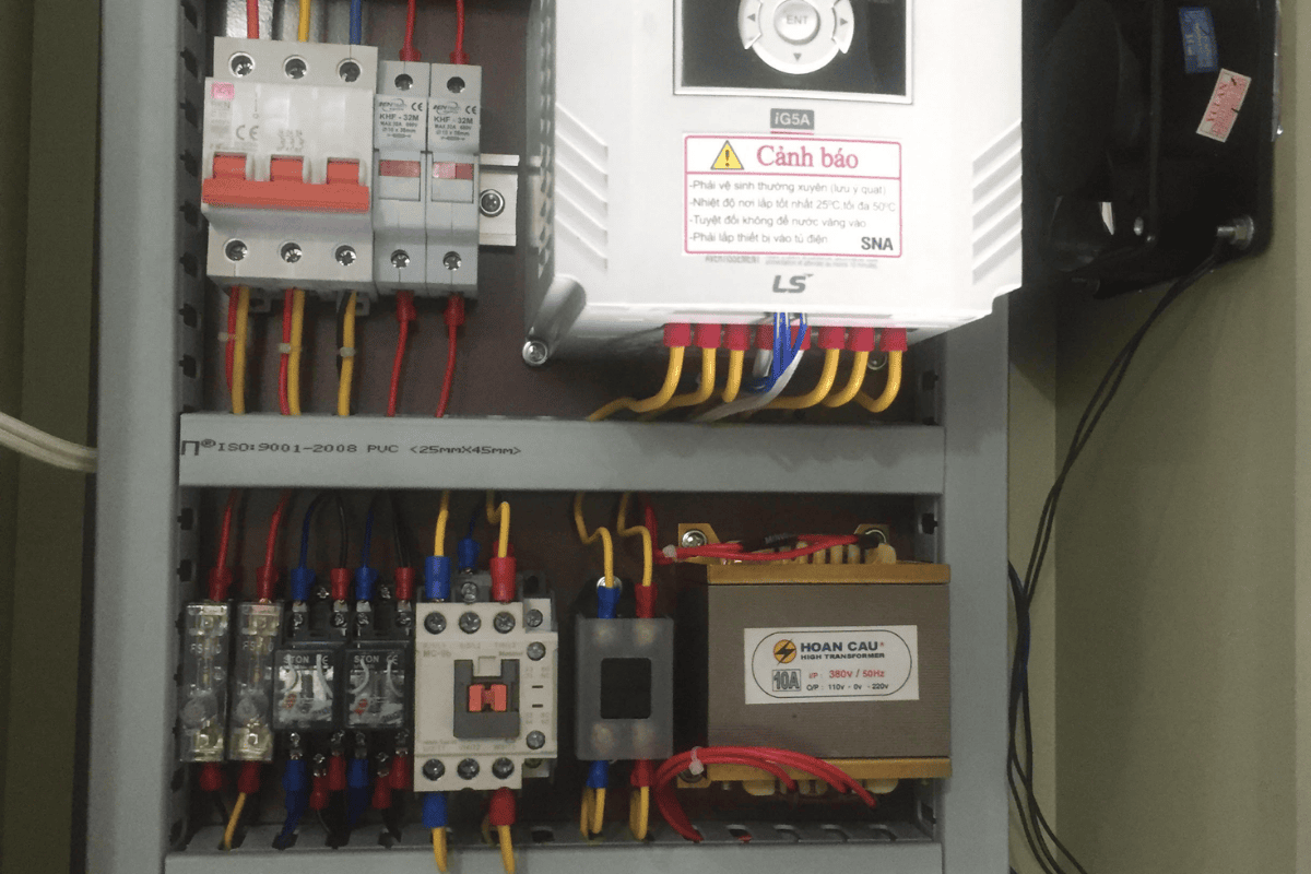 Tối ưu hiệu suất và tiết kiệm năng lượng trong vận hành với tủ điều khiển biến tần 3 Tủ điều khiển biến tần tổng