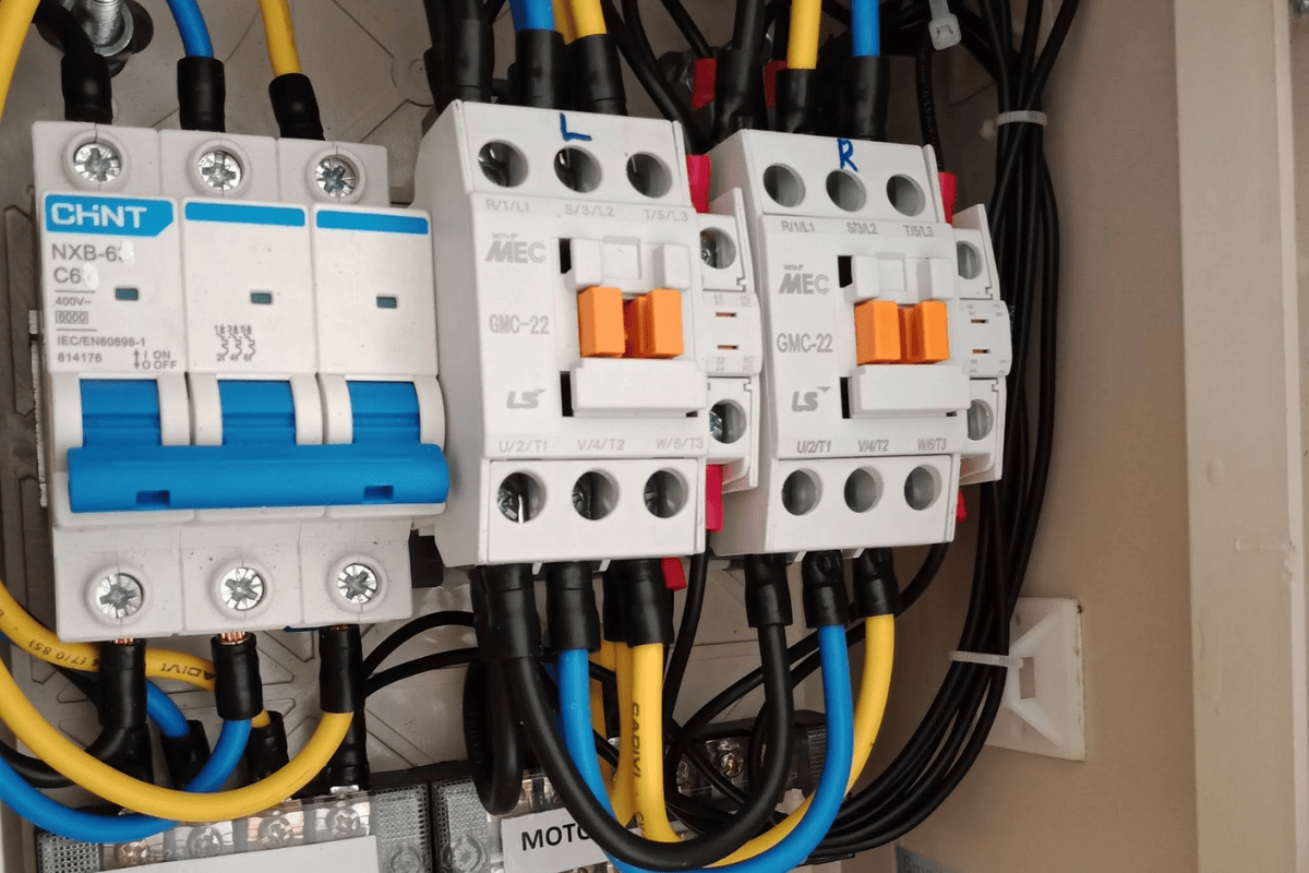 Tủ điều khiển động cơ: Giải pháp điều khiển tự động hóa cho hệ thống CNC hiện đại 3 Tủ điều khiển động cơ đảo chiều