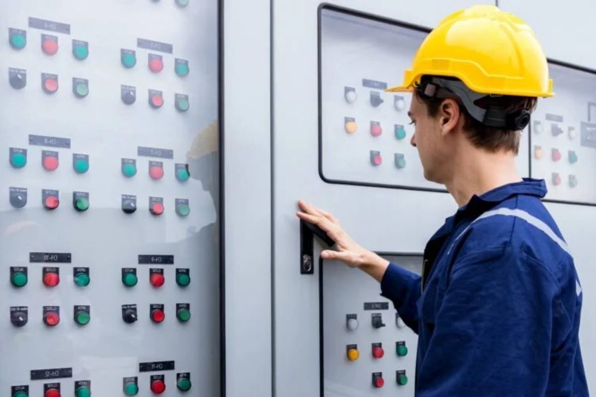 Lắp đặt tủ điện điều khiển
