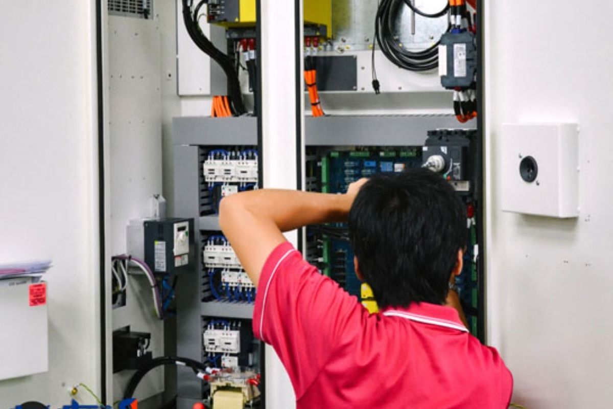 Quá trình thi công lắp đặt tủ điện