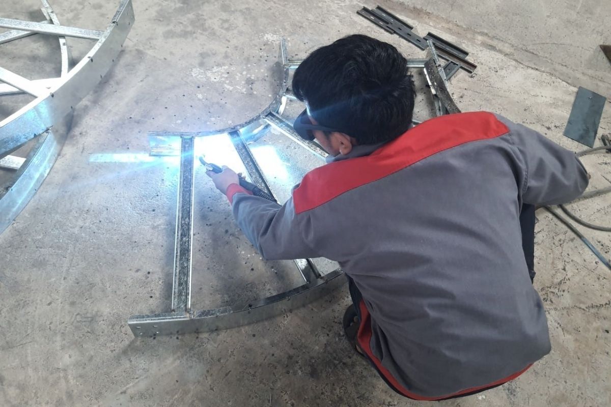 Báo giá nối máng cáp| Cập nhật giá phụ kiện mới nhất 2025 3 Thi công nối máng cáp trong nhà máy sản xuất