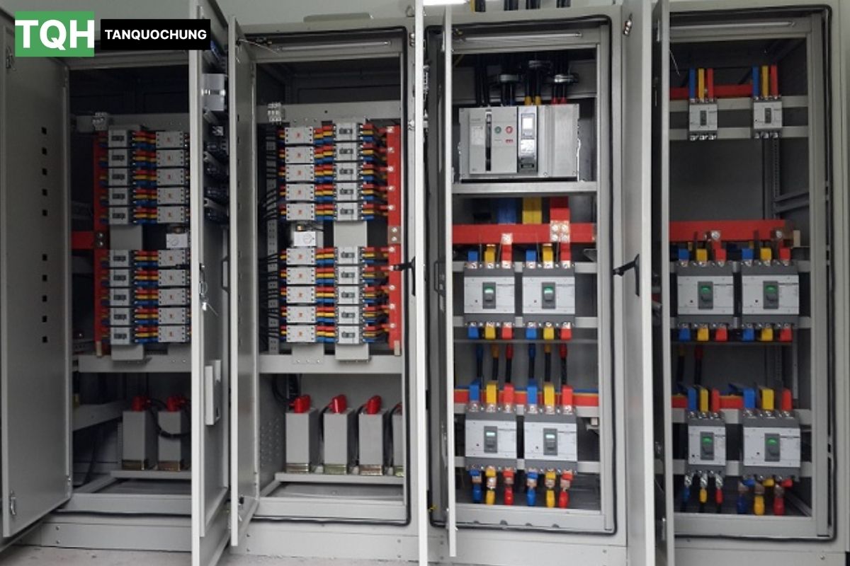 Tủ điện là gì? Cấu tạo, chức năng và các loại phổ biến 4 Tủ điện được ứng dựng trong công nghiệp & xí nghiệp