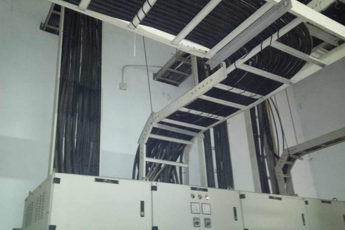 Nối máng cáp| Phụ kiện tối ưu hệ thống dây điện gọn gàng 6 Ứng dụng máng cáp điện trong doanh nghiệp