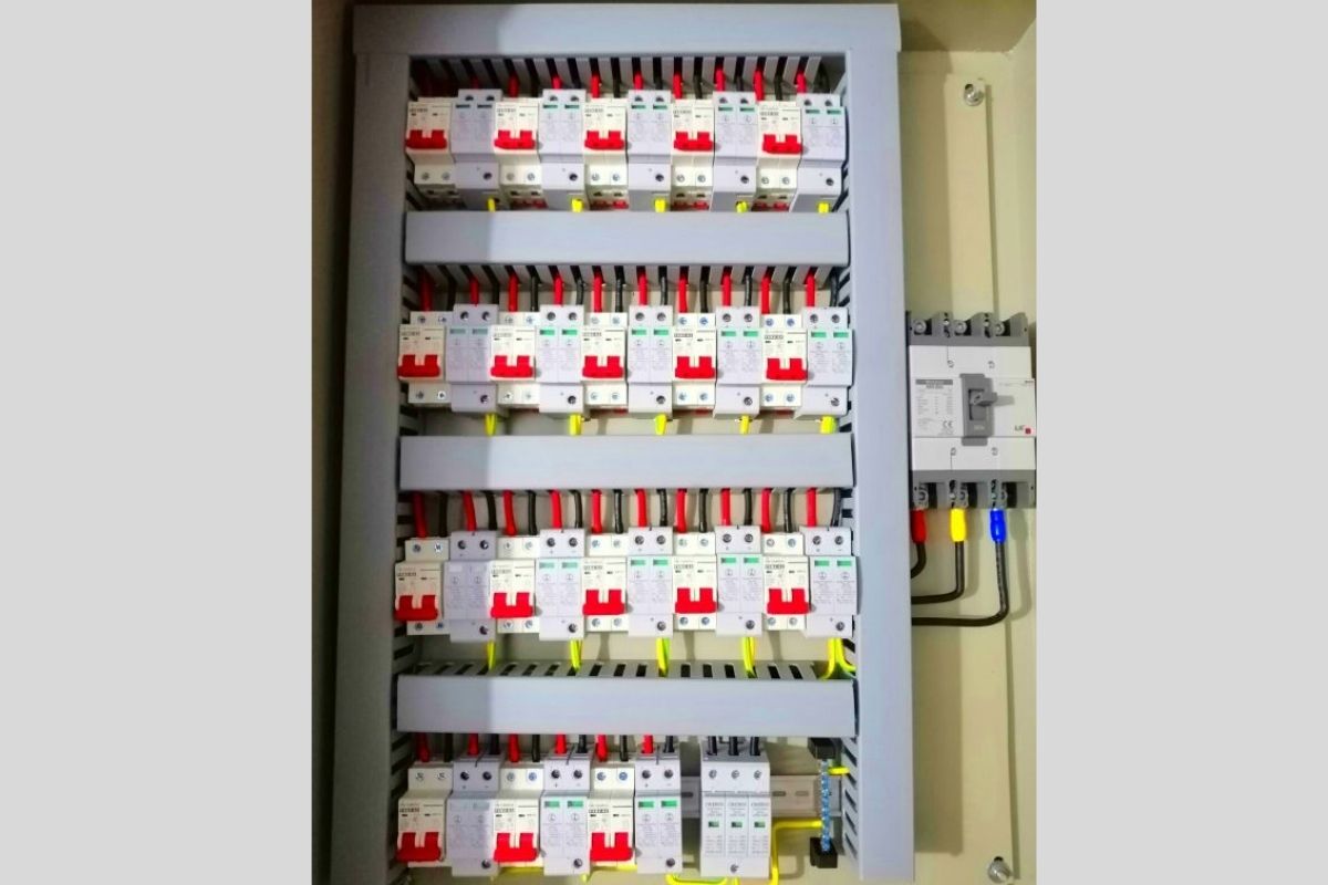 Tủ điện Solar cho nhà máy| Giải pháp vận hành ổn định và an toàn 3 Cấu tạo tủ điện Solar