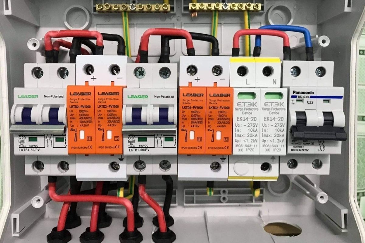 Tủ điện Solar cho nhà máy| Giải pháp vận hành ổn định và an toàn 4 Tiêu chí lựa chọn tủ solar