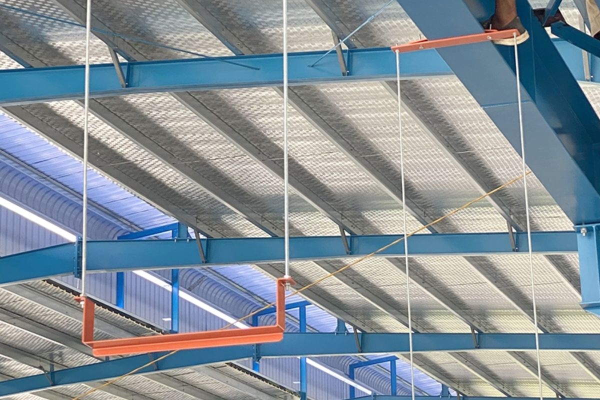 Báo giá giá đỡ thang máng cáp mới nhất 2025 2 Ứng dụng giá đỡ thang máng cáp trong xí nghiệp