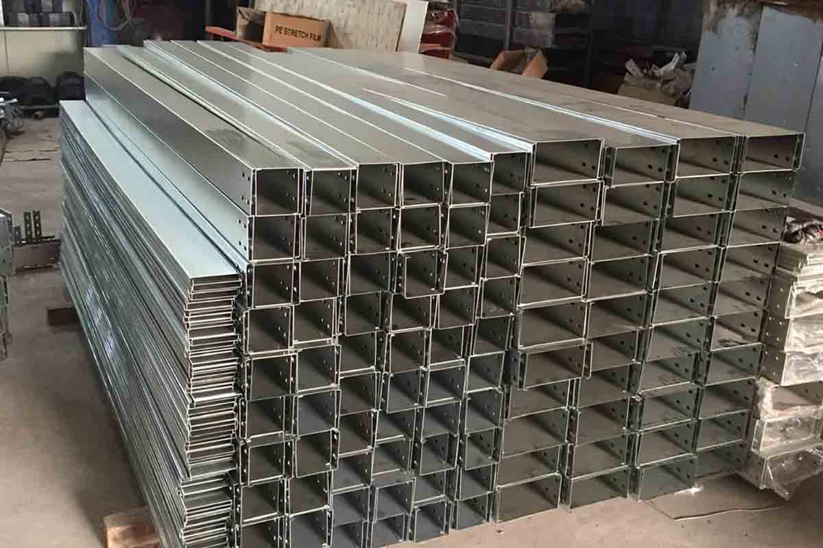 Máng cáp 50x50 là gì? Thông số và những ứng dụng của mảng cáp 2 Máng cáp 50x50 dùng để sắp xếp và bảo vệ dây cáp điện gọn gàng, an toàn.