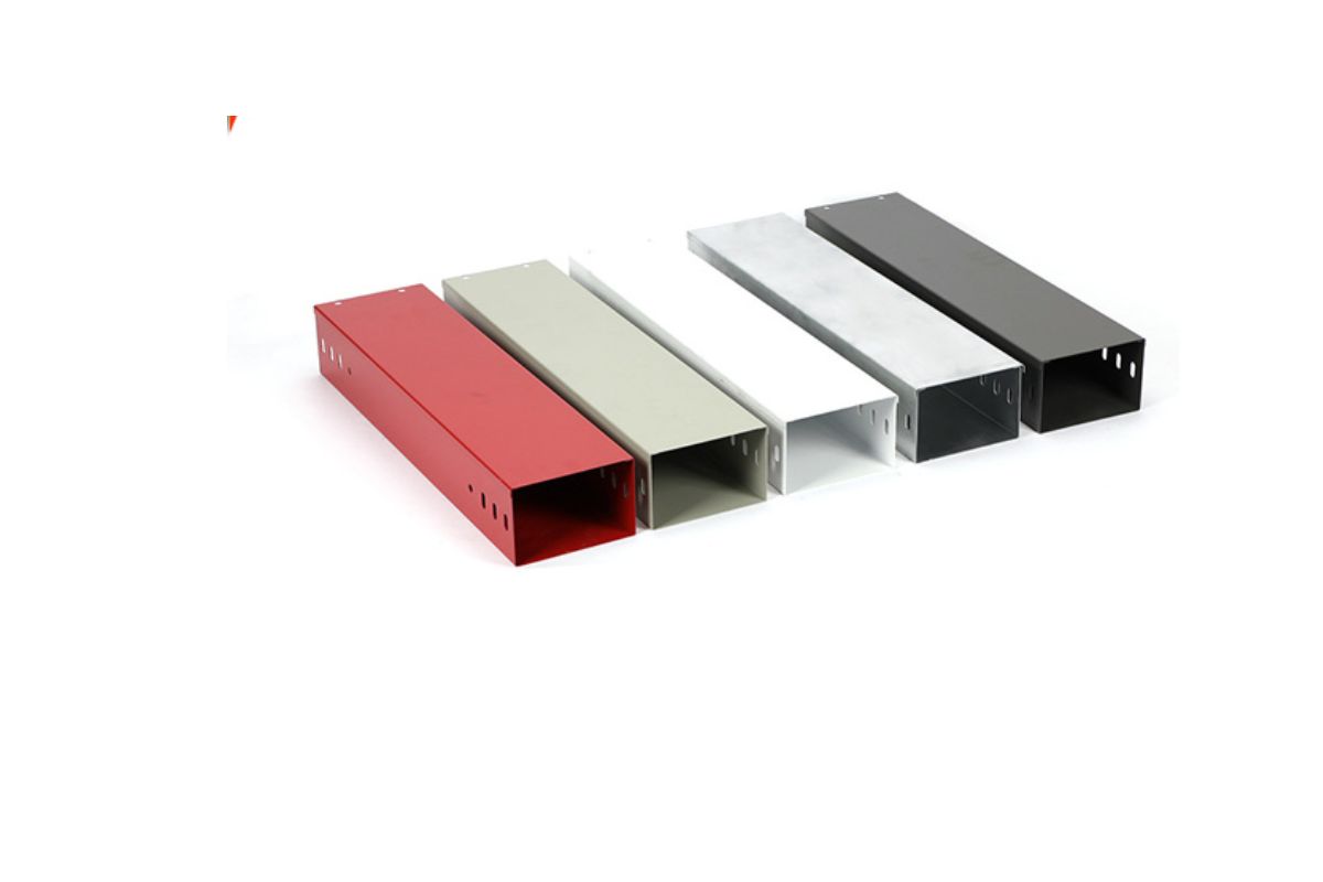 Máng nhựa tủ điện là gì? Cấu tạo, ứng dụng và so sánh với máng cáp kim loại 4 So với máng kim loại, máng điện nhựa có tính thẩm mỹ cao và chi phí thấp hơn.