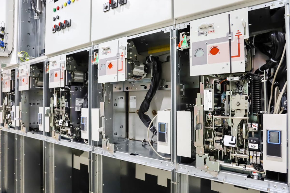 Tủ VCB (máy cắt chân không) là thiết bị đóng cắt trung thế sử dụng buồng dập hồ quang chân không