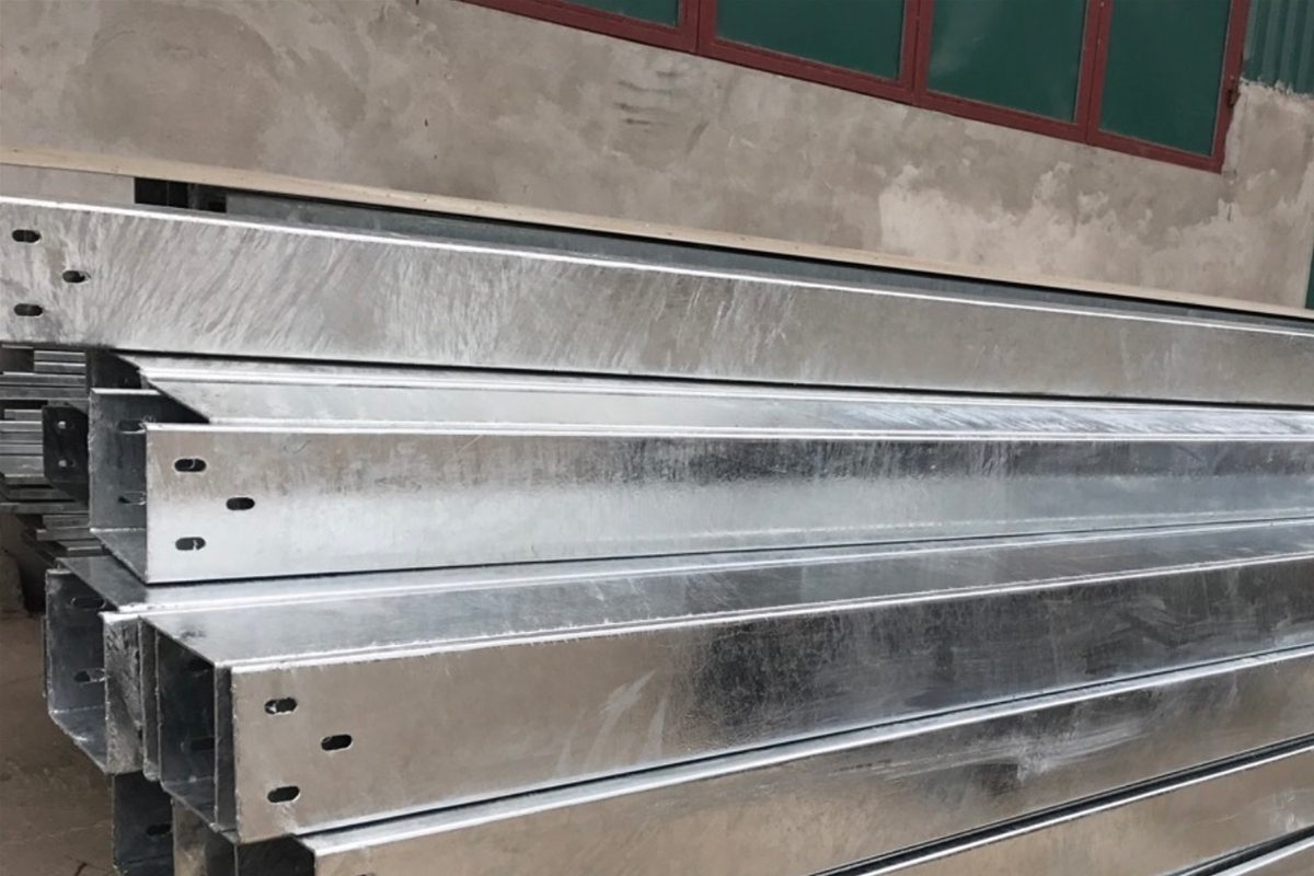 Máng cáp 100x100 là gì? Ứng dụng và báo giá máng điện 100x100 2 Máng cáp 100x100 là loại máng kim loại có kích thước rộng 100mm và cao 100mm