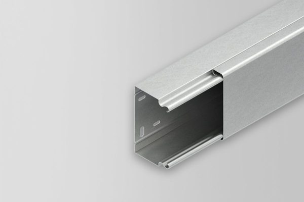 Máng cáp 100x100 là máng kim loại kích thước 100x100mm dùng để bảo vệ và đi dây cáp điện