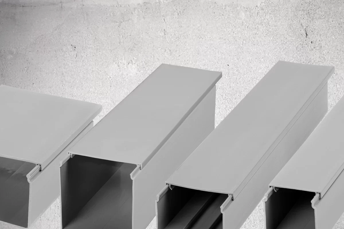 Máng cáp 100x100 là gì? Ứng dụng và báo giá máng điện 100x100 3 Máng cáp có nắp là hệ thống máng kim loại hoặc sơn tĩnh điện được trang bị nắp đậy phía trên