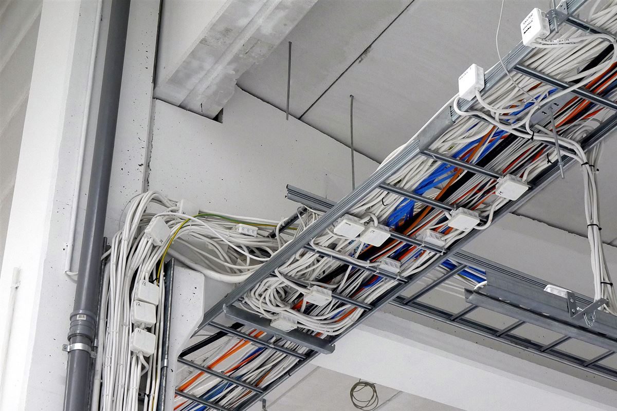 Tủ điện thang máng cáp – Giải pháp quản lý hệ thống điện gọn gàng, an toàn 2 Tủ điện thang máng cáp là tủ điện dùng để cấp nguồn cho hệ thống thang cáp