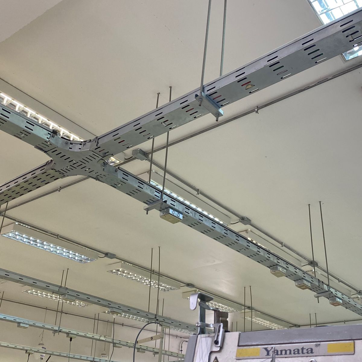 máng cáp điện kim loại lắp trên trần