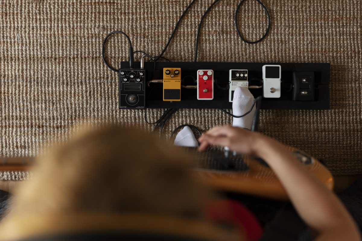 Minh họa kiểm tra an toàn thiết bị điện, có CB, công tắc, ổ cắm, dây điện và biểu tượng cảnh báo an toàn. ( Tiêu chuẩn thiết bị điện ) 